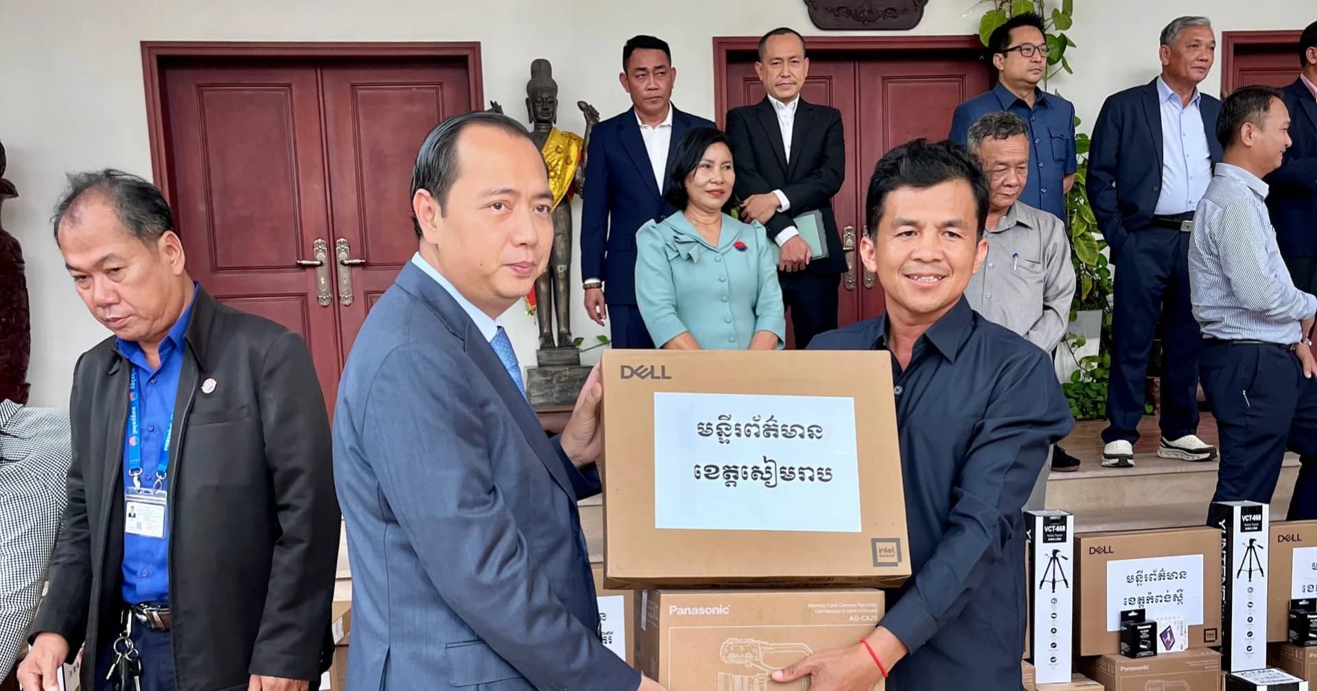 ថ្នាក់ដឹកនាំមន្ត្រីរាជការនៃមន្ទីរព័ត៌មានខេត្តសៀមរាប សូមគោរពថ្លែងអំណរគុណឯកឧត្តម នេត្រ ភក្ត្រា រដ្ឋមន្រ្តីក្រសួងព័ត៌មាន ដែលបានផ្ដល់ជូន Camera video panasonic មួយគ្រឿងនិង computer មួយគ្រឿងជូនដល់មន្ទីរព័ត៌មានខេត្តនៅថ្ងៃទី១៧ខែសីហាឆ្នាំ២០២៦។