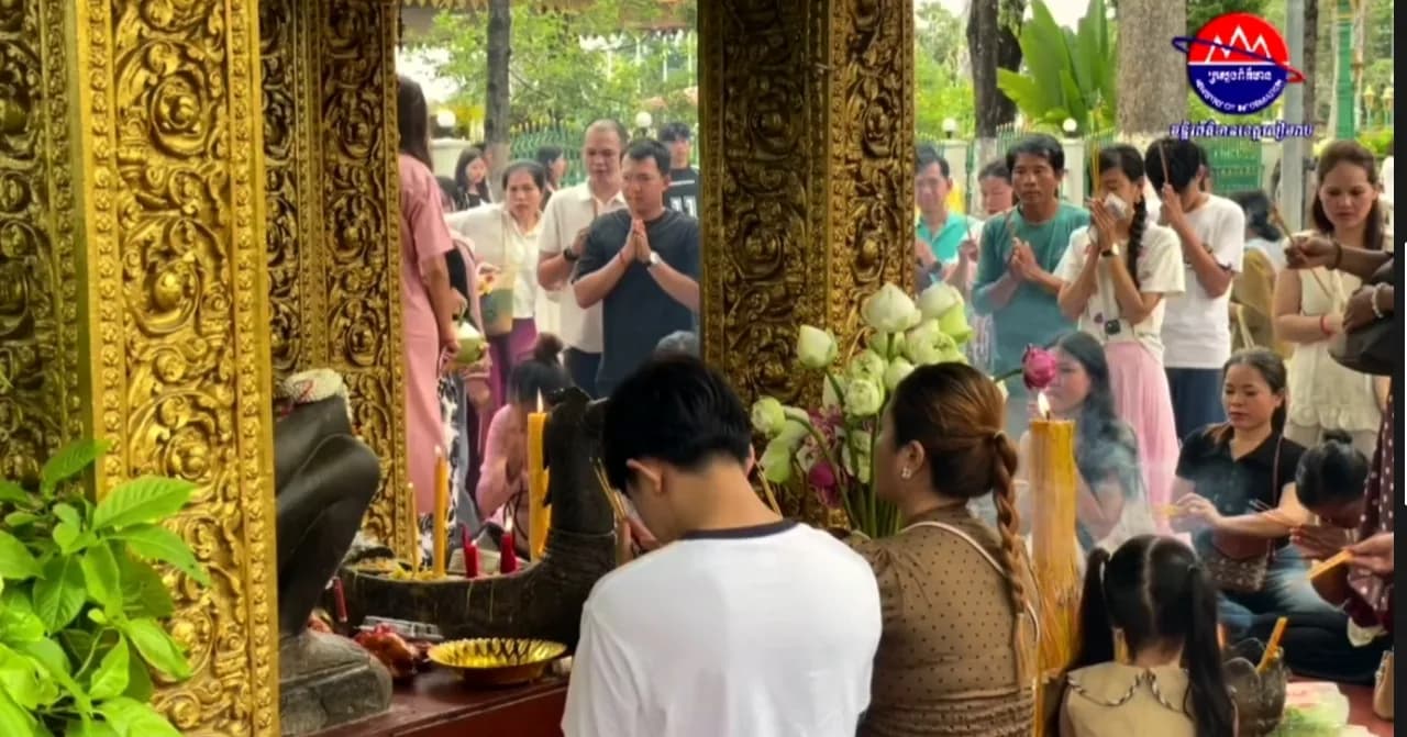 វីដេអូ អាណាព្យាបាល និងសិស្សានុសិស្ស អុជធូបបន់ស្រន់សុំសេចក្តីសុខ មុនប្រឡងបាក់ឌុប នៅព្រះអង្គចេក ព្រះអង្គចម ខេត្តសៀមរាប
