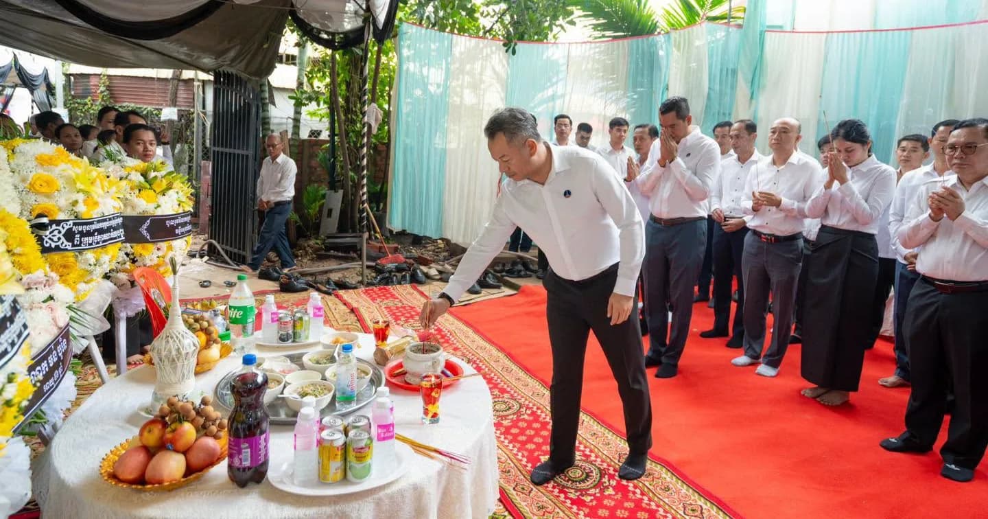 ឯកឧត្តម នាយឧត្តមសេនីយ៍ ទៀ សីហា ឧបនាយករដ្ឋមន្ត្រី រដ្ឋមន្ត្រីក្រសួងការពារជាតិ ចូលរួមគោរពវិញ្ញាណក្ខន្ធសព លោក មន់ បូរិន មរណភាពដោយគោរាពាធ