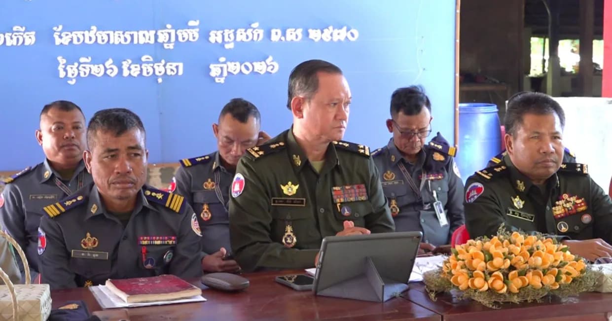 ក្រុមការងារចុះមូលដ្ឋានស្រុកអង្គរធំ ផ្សព្វផ្សាយច្បាប់ ស្ដីពីការប្រឆាំងការឆបោកតាមប្រព័ន្ធបច្ចេកវិទ្យា និងច្បាប់ស្ដីពីកាតព្វកិច្ចយោធាជូនពលរដ្ឋ