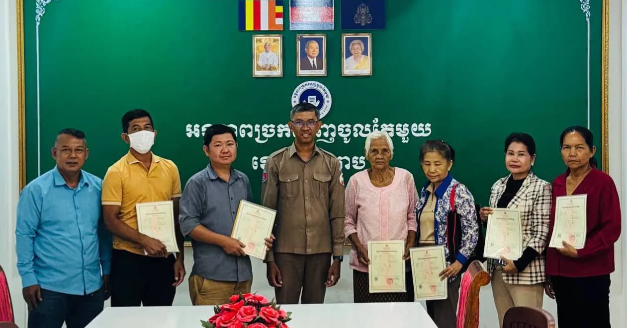 ប្រជាពលរដ្ឋចំនួន៩គ្រួសារ ដែលរងផលប៉ះពាល់លើគម្រោងកែលម្អនិងស្តារស្ទឹងសៀមរាប ត្រូវបានរដ្ឋបាលខេត្តប្រគល់វិញ្ញាបនបត្រសម្គាល់ម្ចាស់អចលនវត្ថុជូនដេីម្បីប្រេីប្រាស់តាមតម្រូវការ