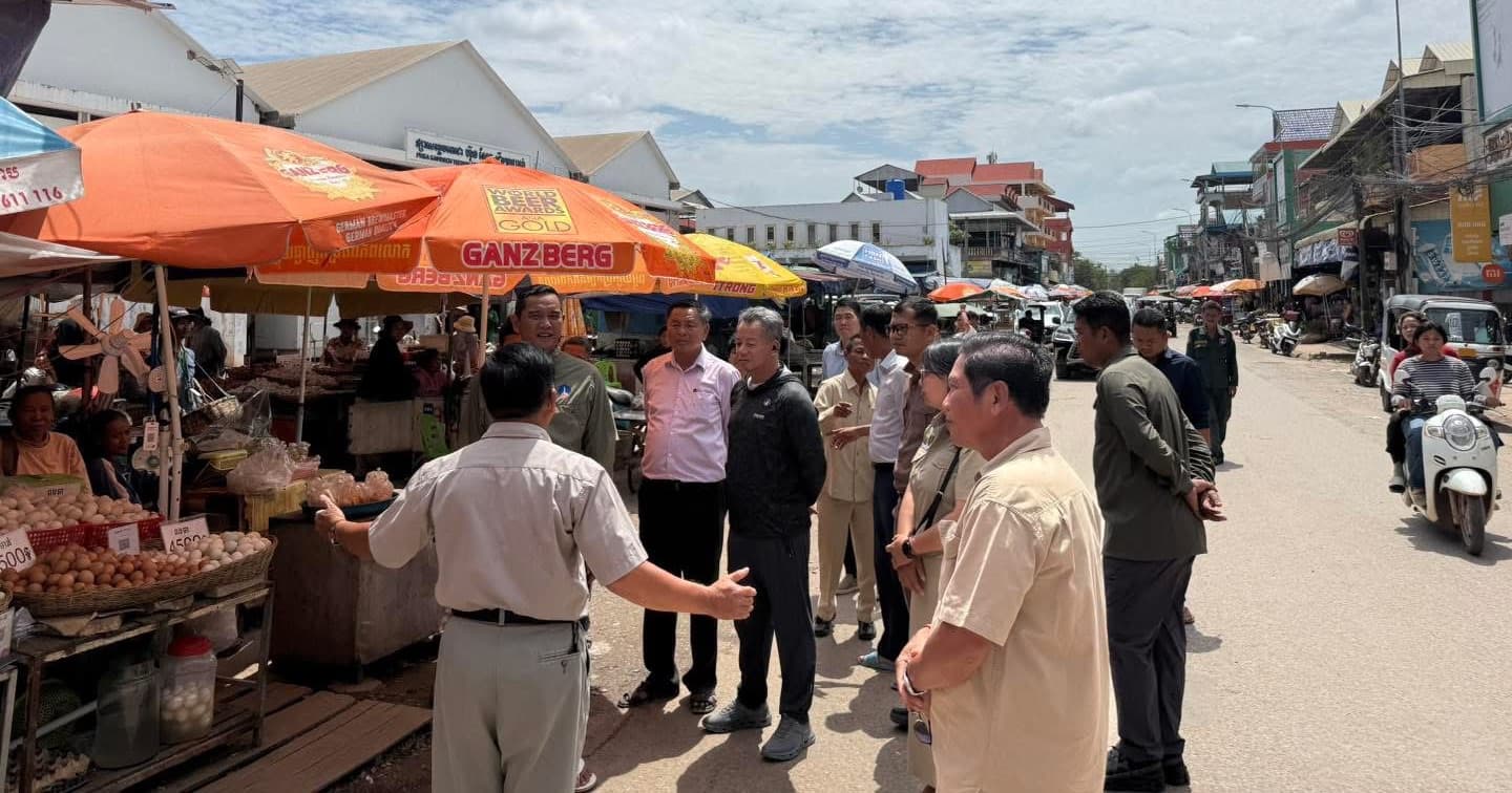 ឯកឧត្តម ឧបនាយករដ្ឋមន្រ្តី ទៀ សីហា រដ្ឋមន្រី្តក្រសួងការពារជាតិ អមដំណើរដោយ ឯកឧត្តម ប្រាក់ សោភ័ណ អភិបាលខេត្ត រួមនឹងថ្នាក់ដឹកនាំខេត្តជាច្រើនរូបទៀត