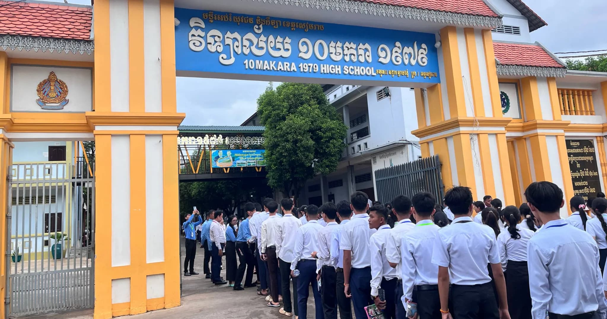 ទិដ្ឋភាព បេក្ខជនចូលប្រឡងសញ្ញាបត្រមធ្យមសិក្សាទុតិយភូមិ ឆ្នាំ២០២៦ មណ្ឌលវិទ្យាល័យ ១០មករា ១៩៧៩ សម័យប្រឡង ថ្ងៃទី១០-១១ ខែសីហា ឆ្នាំ២០២៦