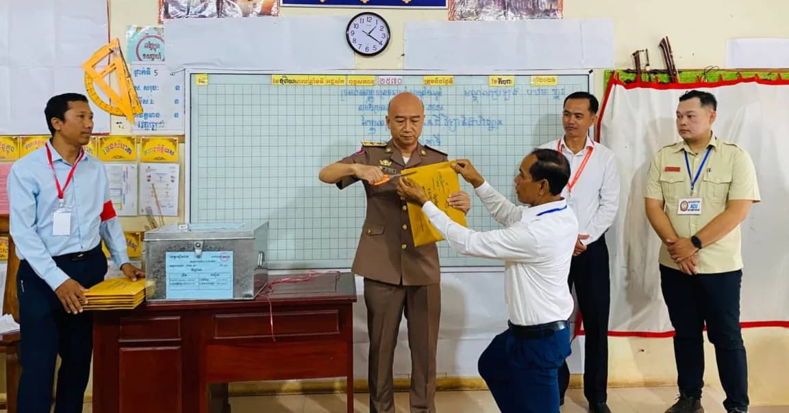 ទិដ្ឋភាព បេក្ខជនចូលប្រឡងសញ្ញាបត្រមធ្យមសិក្សាទុតិយភូមិ សម័យប្រឡង ១០-១១ សីហា ២០២៦ នៅមណ្ឌលប្រឡងបឋមសិក្សាខ្នារ ក្រុងសៀមរាប ព្រឹកថ្ងៃទី១០ ខែសីហា ឆ្នាំ២០២៦