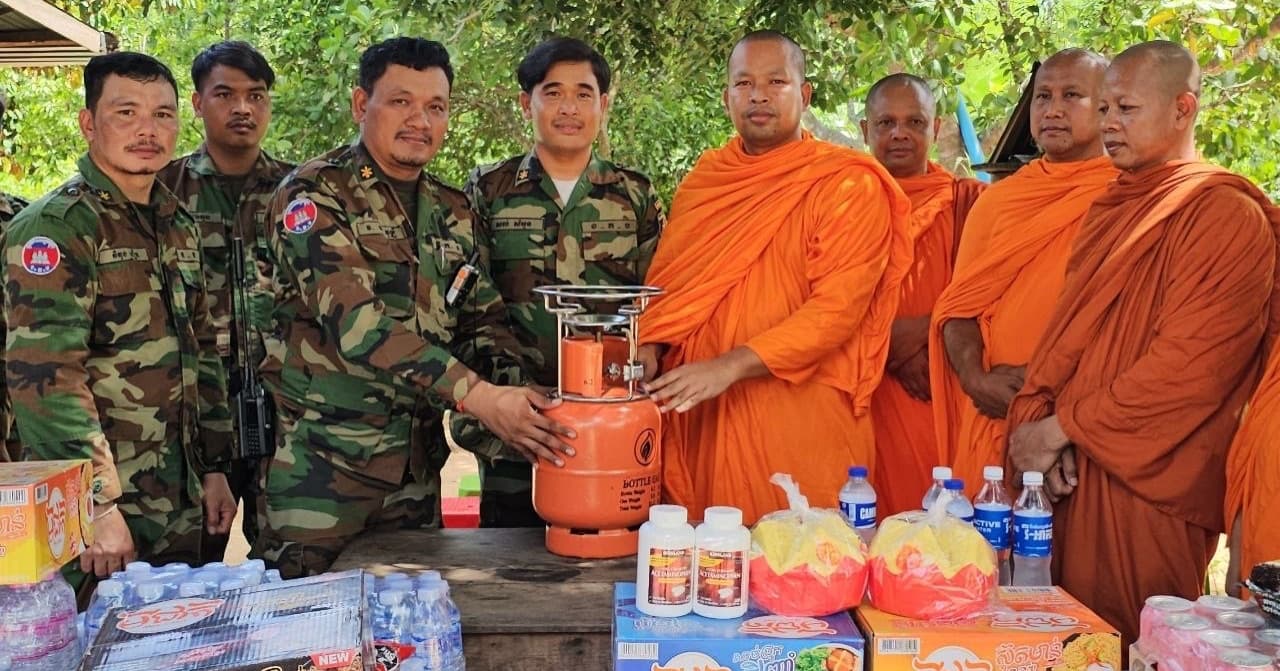 ព្រះសង្ឃក្នុងខេត្តសៀមរាប បន្តនាំយកគ្រឿងឧបភោគបរិភោគ និងថវិកា ឧបត្ថម្ភជូនដល់កងទ័ពការពារព្រំដែនក្នុងខេត្តព្រះវិហារ