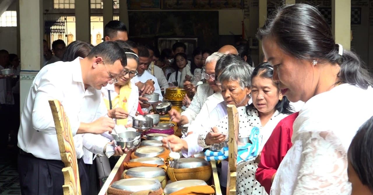 ក្រុមការងាររាជរដ្ឋាភិបាលចុះមូលដ្ឋានស្រុកប្រាសាទបាគង ចូលរួមកាន់បិណ្ឌវេនទី១ ក្នុងវត្តមហាអម្ពារាម ហៅវត្ដស្វាយធំ
