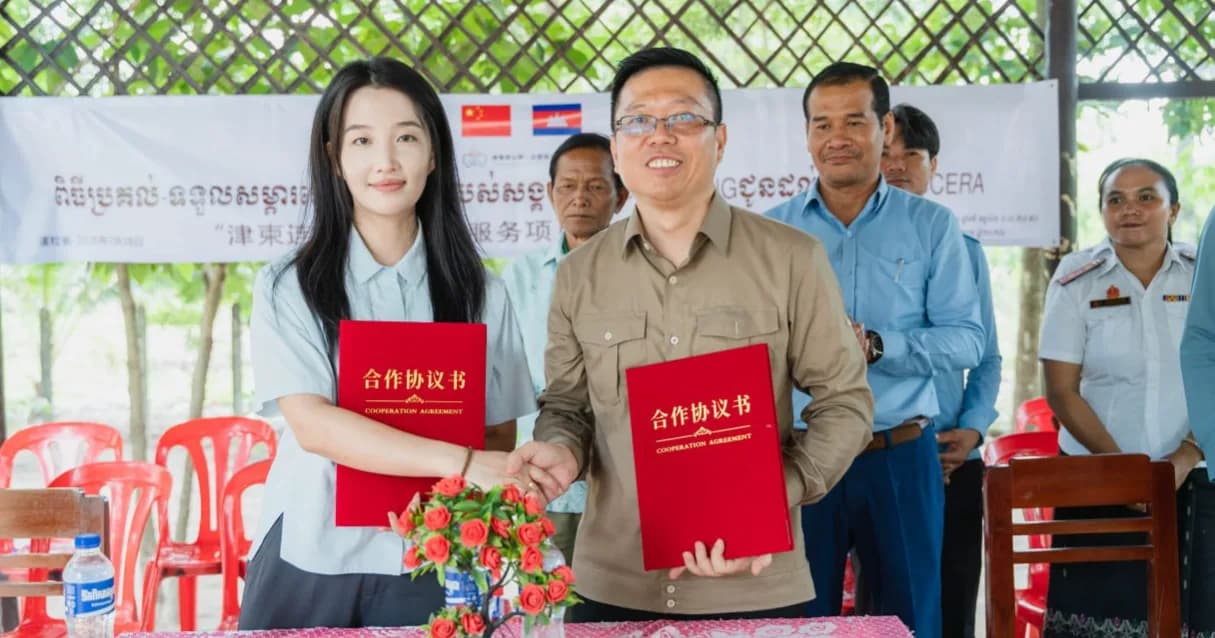 ក្រុមយុវជនស្ម័គ្រចិត្តក្រុងធានជីង ប្រគល់សម្ភារអេឡិចត្រូនិក និងសម្ភារសិក្សា ជូនសមាគមអ្នកស្រាវជ្រាវវឌ្ឍនភាពកម្ពុជា-ចិន ដើម្បីជំរុញការសិក្សាសិស្សានុស្សក្នុងក្រុងរុនតាឯកតេជោសែន