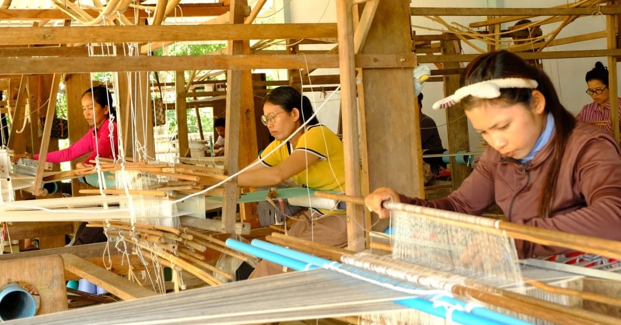 សិប្បកម្មតម្បាញនៅឃុំខ្នាត ស្រុកពួក បានផ្ដល់ឱកាសឱ្យស្ត្រីមានជំនាញ និងចំណូលផ្គត់ផ្គង់គ្រួសារ