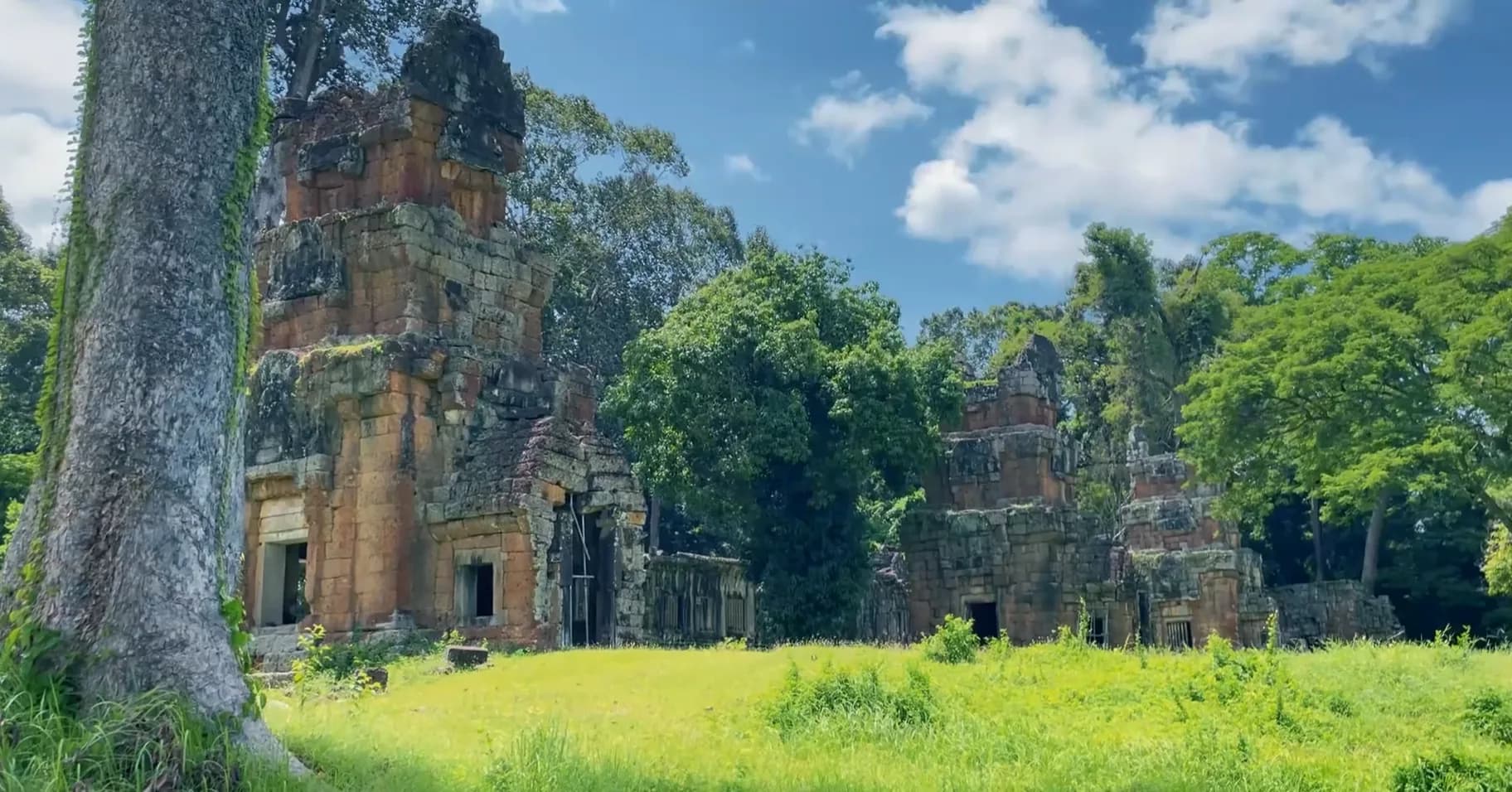 វីដេអូ៖ប្រាសាទសួរព្រ័ត ឬដែលអ្នកស្រុកមួយចំនួនតែងនិយមហៅតៗគ្នាថា ប្រាសាទនាង១២ ដែលស្ថិតនៅក្នុងបរិវេណក្រុងអង្គរធំ ប្រាសាទនេះមានប៉មចំនួន ១២ រៀបតាមទិសពីជើងទៅត្បូង ហើយស្ថិតនៅសងខាងផ្លូវឆ្ពោះទៅកាន់ខ្លោងទ្វារជ័យ