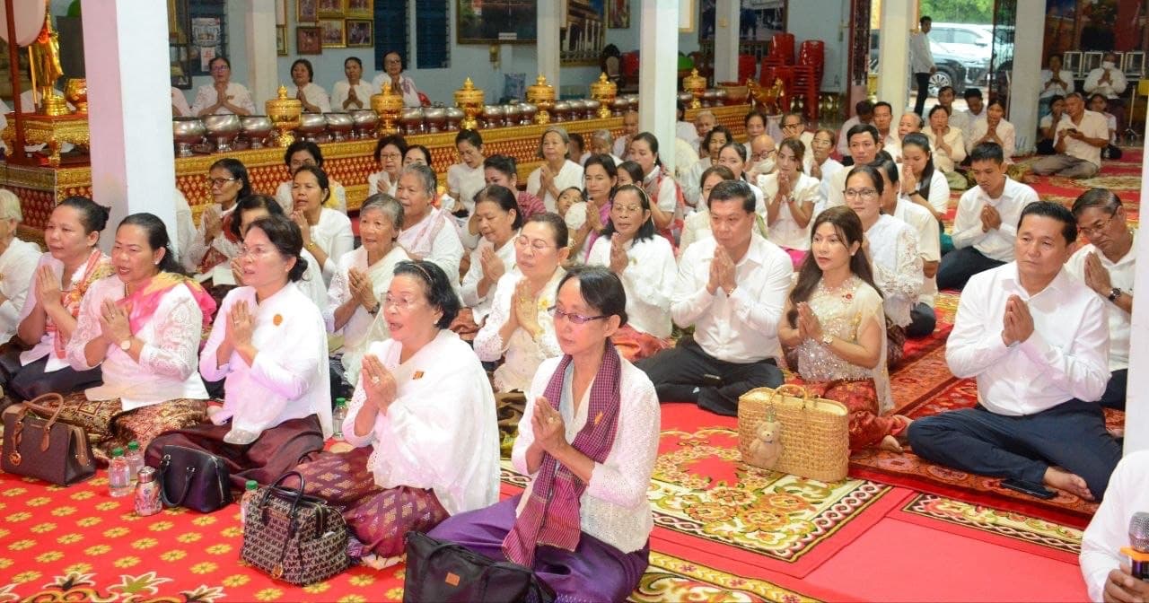 រដ្ឋបាលខេត្តសៀមរាប ចូលរួមជាមួយប្រជាពលរដ្ឋ កាន់បិណ្ឌវេនទី២ នៅវត្តព្រះព្រហ្មរ័ត្ន ក្រុងសៀមរាប
