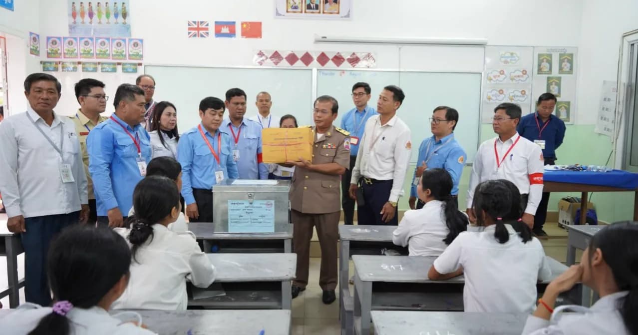 ទិដ្ឋភាព បេក្ខជនចូលប្រឡងសញ្ញាបត្រមធ្យមសិក្សាទុតិយភូមិ សម័យប្រឡង ១០-១១ សីហា ២០២៦ នៅមណ្ឌលប្រឡងបឋមសិក្សាមុខនាគ ក្រុងសៀមរាប បានបើកជាផ្លូវការ ក្រោមវត្តមានអញ្ជើញចូលរួមកាត់វិញ្ញាសារដោយ លោក ង៉ូវ សេងកាក់ អភិបាលរងខេត្តសៀមរាប ព្រឹកថ្ងៃទី១០ ខែសីហា ឆ្នាំ២០២៦