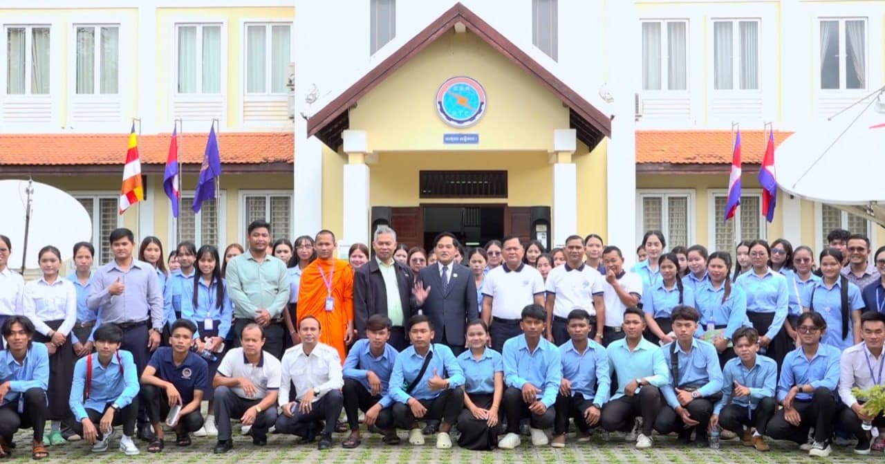 និស្សិតសាកលវិទ្យាល័យស្វាយរៀង ធ្វើទស្សនកិច្ចសិក្សាស្វែងយល់ ពីការប្រើប្រាស់សេវាអ៊ីនធឺណេតនៅក្នុងខេត្តសៀមរាប