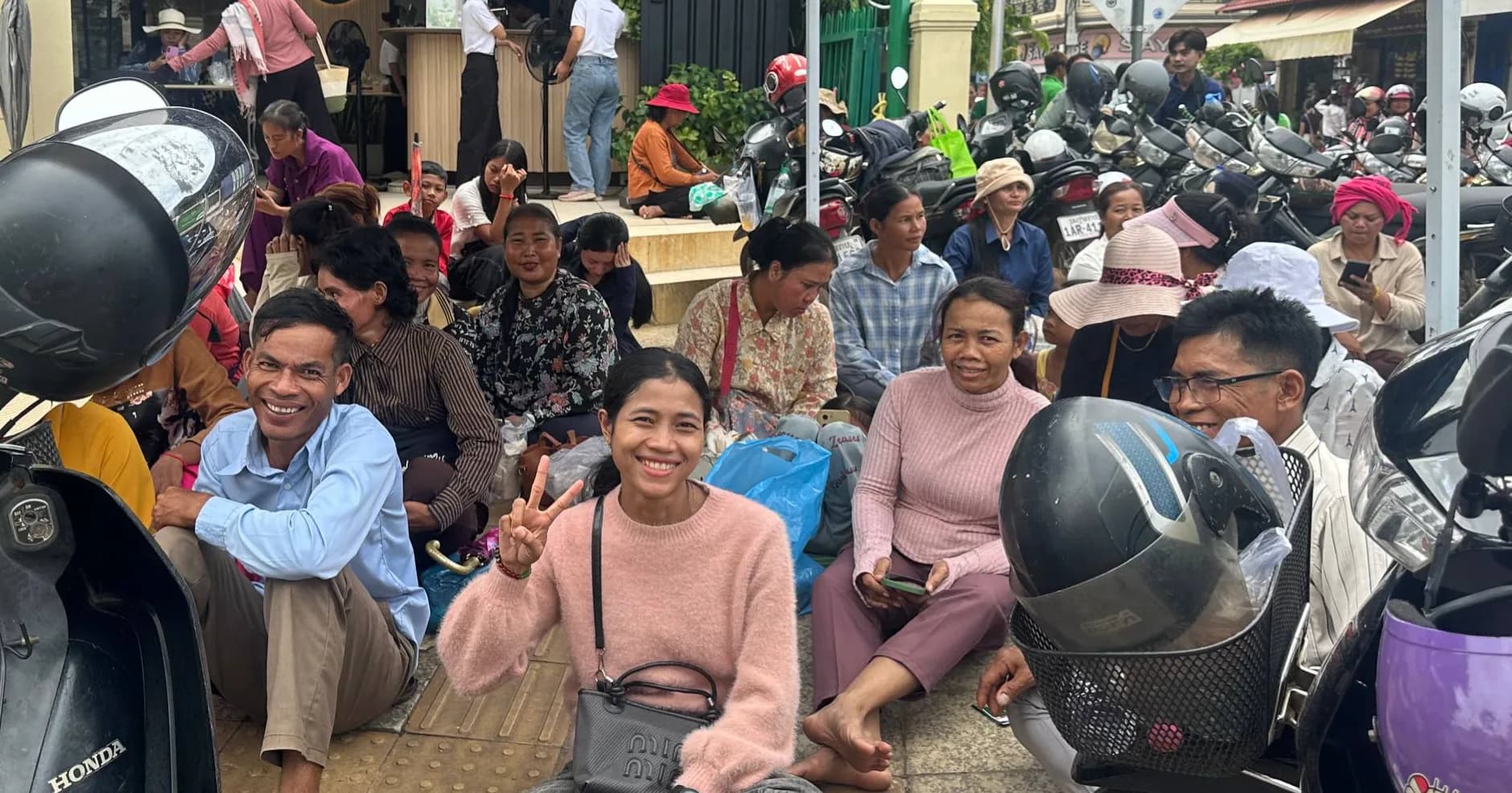 ទិដ្ឋភាពខ្លះៗរបស់ឪពុកម្ដាយ និងអាណាព្យាបាលដែលកំពុងរង់ចាំកូន ដែលជាបេក្ខជនប្រឡងសញ្ញាបត្រមធ្យមសិក្សាទុតិយភូមិនៅវិទ្យាល័យ ១០ មករា ១៩៧៩ ខេត្តសៀមរាប នៅព្រឹកថ្ងៃទី ១ នៃការប្រឡង