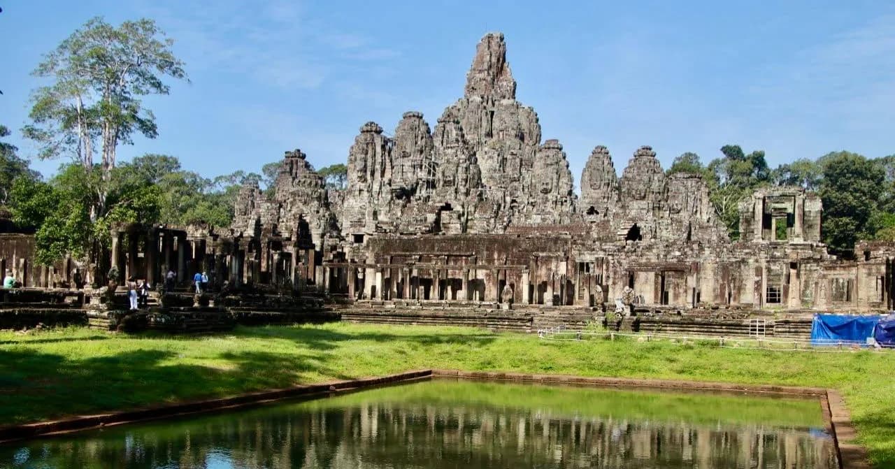សម្រស់ប្រាសាទបាយ័ន អមដោយពន្លឺព្រះអាទិត្យ បញ្ចេញរស្មីបង្កើតបានជាស្រមោល ហាក់បញ្ចេញសម្រស់ពណ៌ទឹកប្រាក់យ៉ាងស្រស់ស្អាត គួរឱ្យទាក់ទាញ