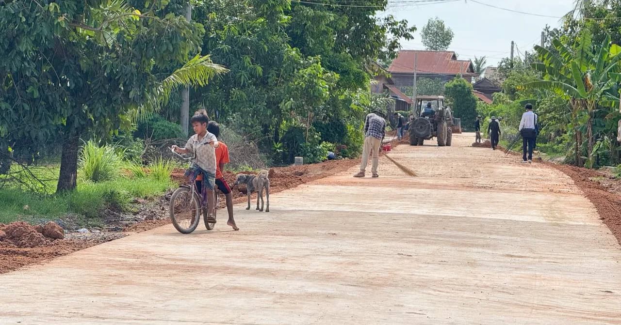 សង្កាត់ក្របីរៀល ក្រុងសៀមរាប ទទួលបានផ្លូវបេតុងថ្មី ១ខ្សែ ប្រវែងជាង ៨០០ម៉ែត្រ ទទឹង ៥ម៉ែត្រ និងកម្រាស់ ១តឹកកន្លះ សាងសង់រួចរាល់ ដើម្បីសម្រួលការធ្វើដំណើរ និងដឹកជញ្ជូនកសិផលរបស់ប្រជាកសិករ