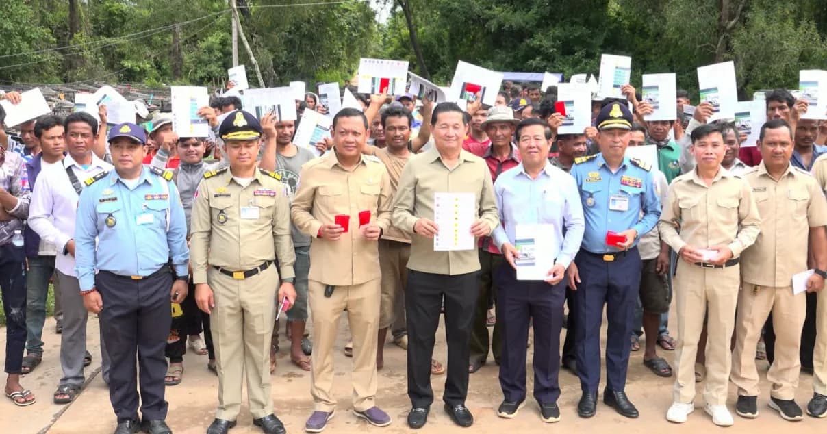 អាជ្ញាធរខេត្ត និងមន្ត្រីជំនាញ ចុះផ្សព្វផ្សាយពីច្បាប់ចរាចរណ៍ផ្លូវគោក ជូនដល់ពលរដ្ឋក្នុងស្រុកអង្គរធំ ខេត្តសៀមរាប