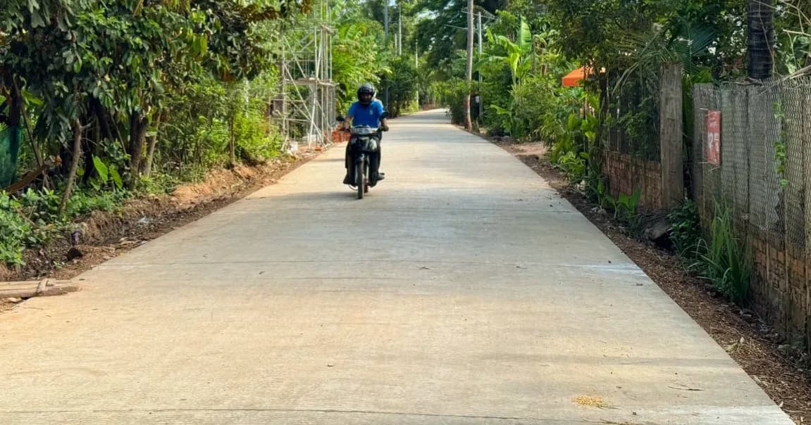 សមិទ្ធផលផ្លូវបេតុងថ្មីមួយខ្សែ ស្ថិតក្នុងឃុំខ្នាត ស្រុកពួក មានប្រវែង ៦៤០ ម៉ែត្រ ទទឹង ៤.៥ ម៉ែត្រ កម្រាស់ ០.១៥ ម៉ែត្រ បានសាងសង់រួចរាល់ ដើម្បីសម្រួលដល់ការធ្វើដំណើររបស់ប្រជាពលរដ្ឋ។