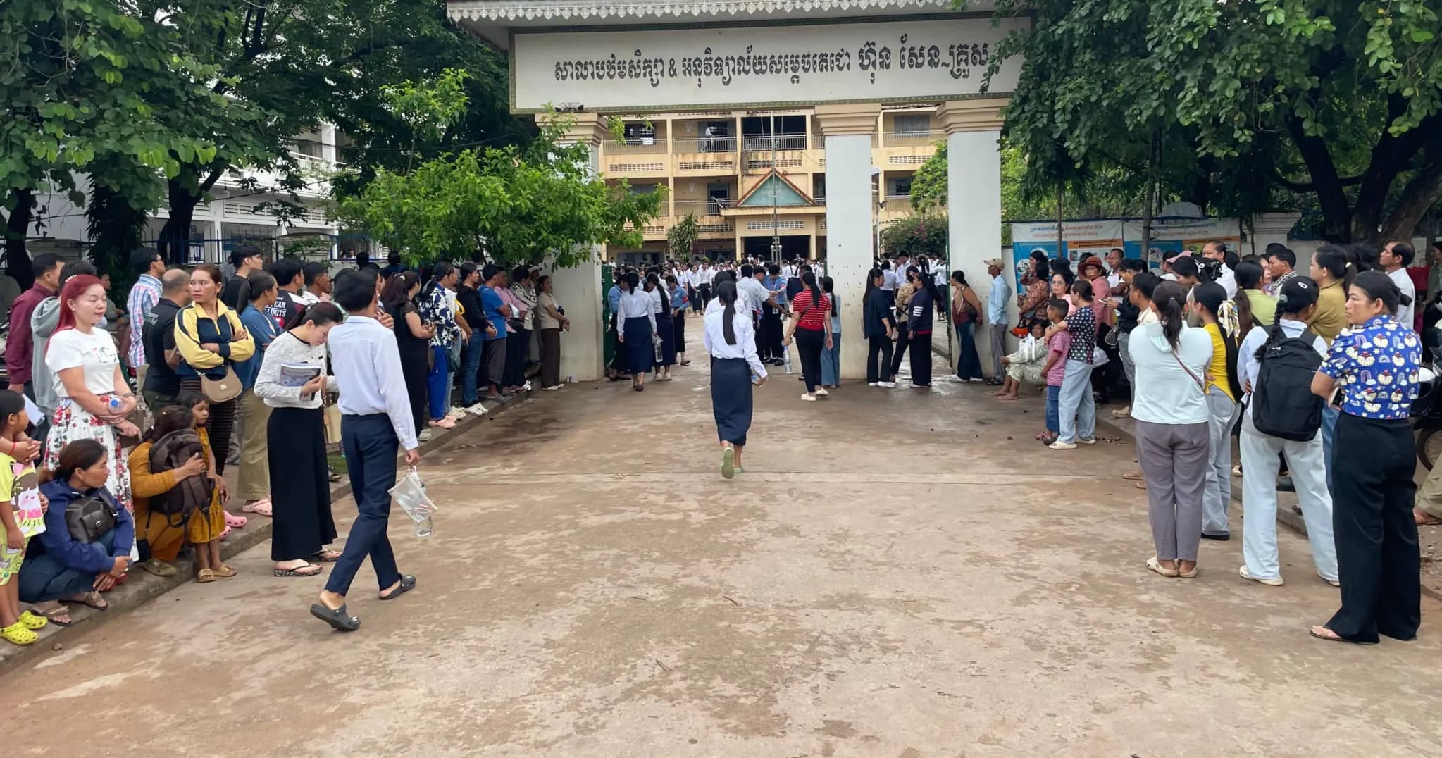 ទិដ្ឋភាព បេក្ខជនចូលប្រឡងសញ្ញាបត្រមធ្យមសិក្សាទុតិយភូមិ ឆ្នាំ២០២៦ មណ្ឌលអនុវិទ្យាល័យហ៊ុនសែន-គ្រួស សម័យប្រឡង ថ្ងៃទី១០-១១ ខែសីហា ឆ្នាំ២០២៦