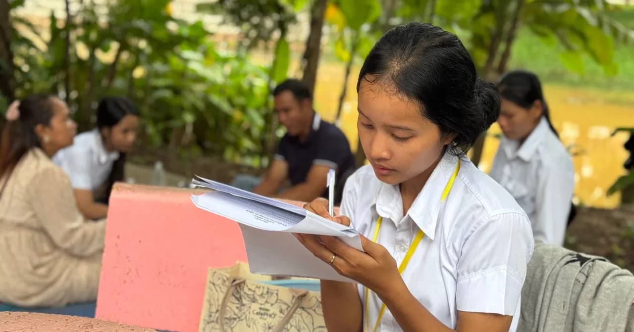 ទិដ្ឋភាព នៃការសម្រាកពិសាអាហារថ្ងៃត្រង់ របស់អាណាព្យាបាល និងបេក្ខជនប្រឡងបាក់ឌុប បន្ទាប់ពីបានបញ្ចប់ការប្រឡងពេញមួយព្រឹក នៅវិទ្យាល័យ មិត្តភាពខ្មែរ-ជប៉ុន ព្រះឥន្ទកោសា។