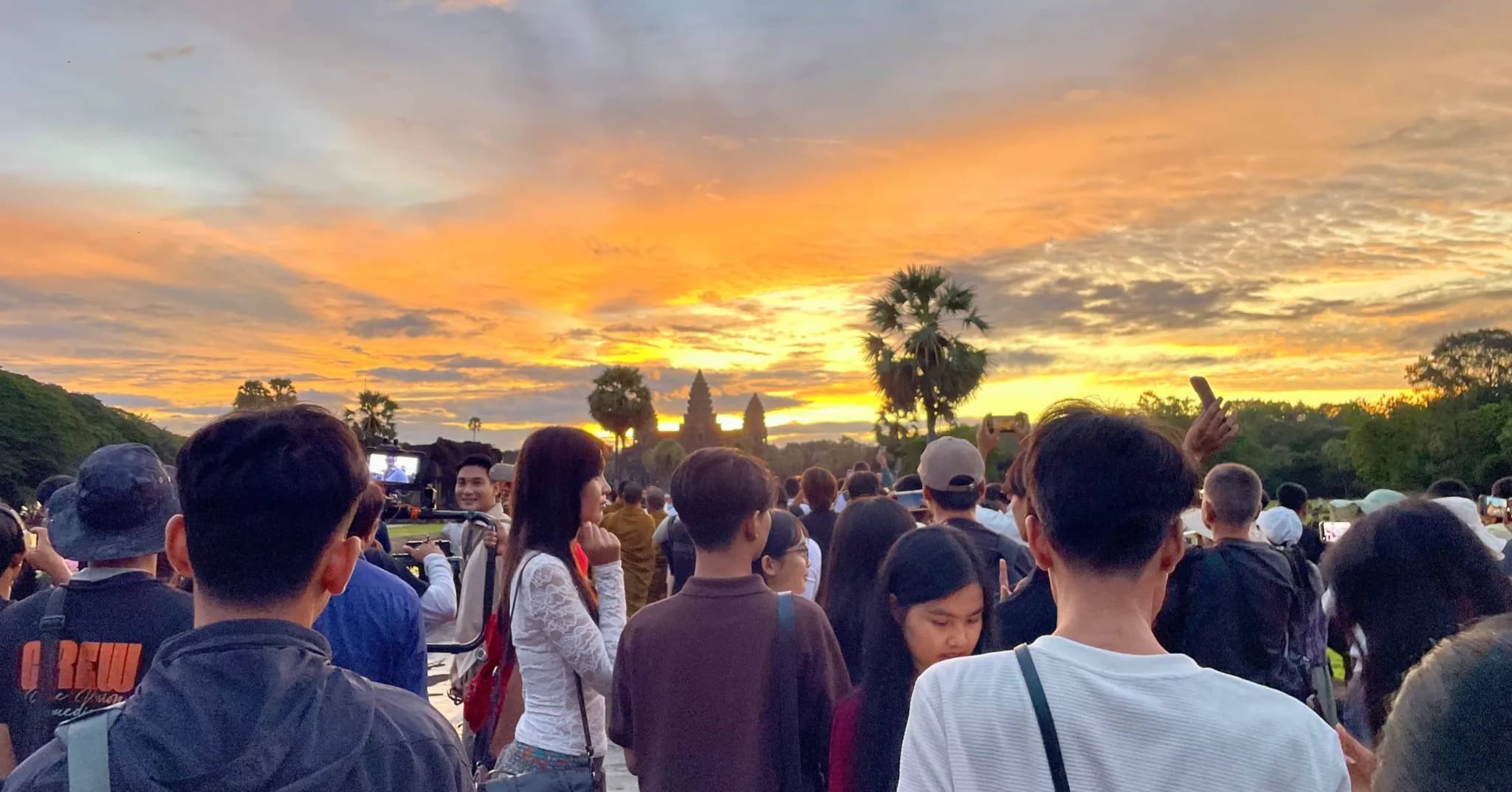 សមរាត្រីរយៈពេល៣ថ្ងៃ ទាក់ទាញមនុស្សជិត ៤ម៉ឺននាក់មកខេត្តសៀមរាប ខណៈភ្ញៀវទេសចរជាតិ និង អន្តរជាតិបង្ហាញភាពភ្ញាក់ផ្អើលចំពោះព្រឹត្តិការណ៍នេះ