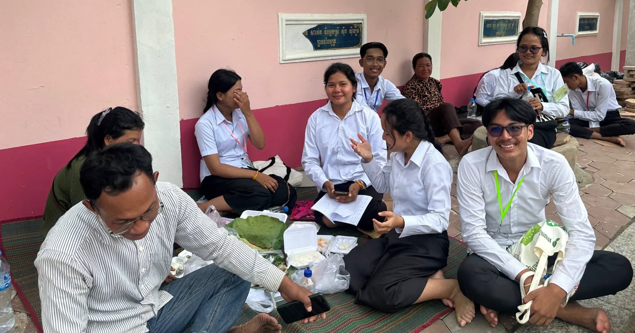 ទិដ្ឋភាពហូបអាហារថ្ងៃត្រង់ នៅថ្ងៃទី២ នៃការប្រឡងបាក់ឌុប ប្រកបដោយស្នាមញញឹមរបស់សិស្សានុសិស្ស ជាមួយអាណាព្យាបាល នៅវិទ្យាល័យអង្គរ ខេត្តសៀមរាប