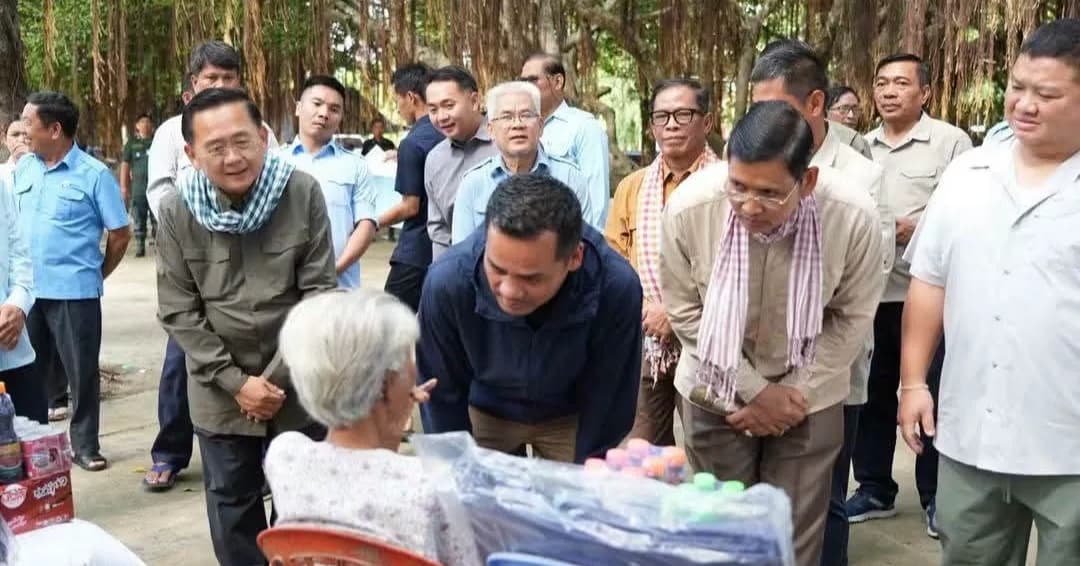គ្រឿងឧបភោគបរិភោគ ត្រូវបានចែកជូនដល់ប្រជាពលរដ្ឋរងគ្រោះដោយទឹកជំនន់ នៅស្រុកថ្មគោល ខេត្តបាត់ដំបង
