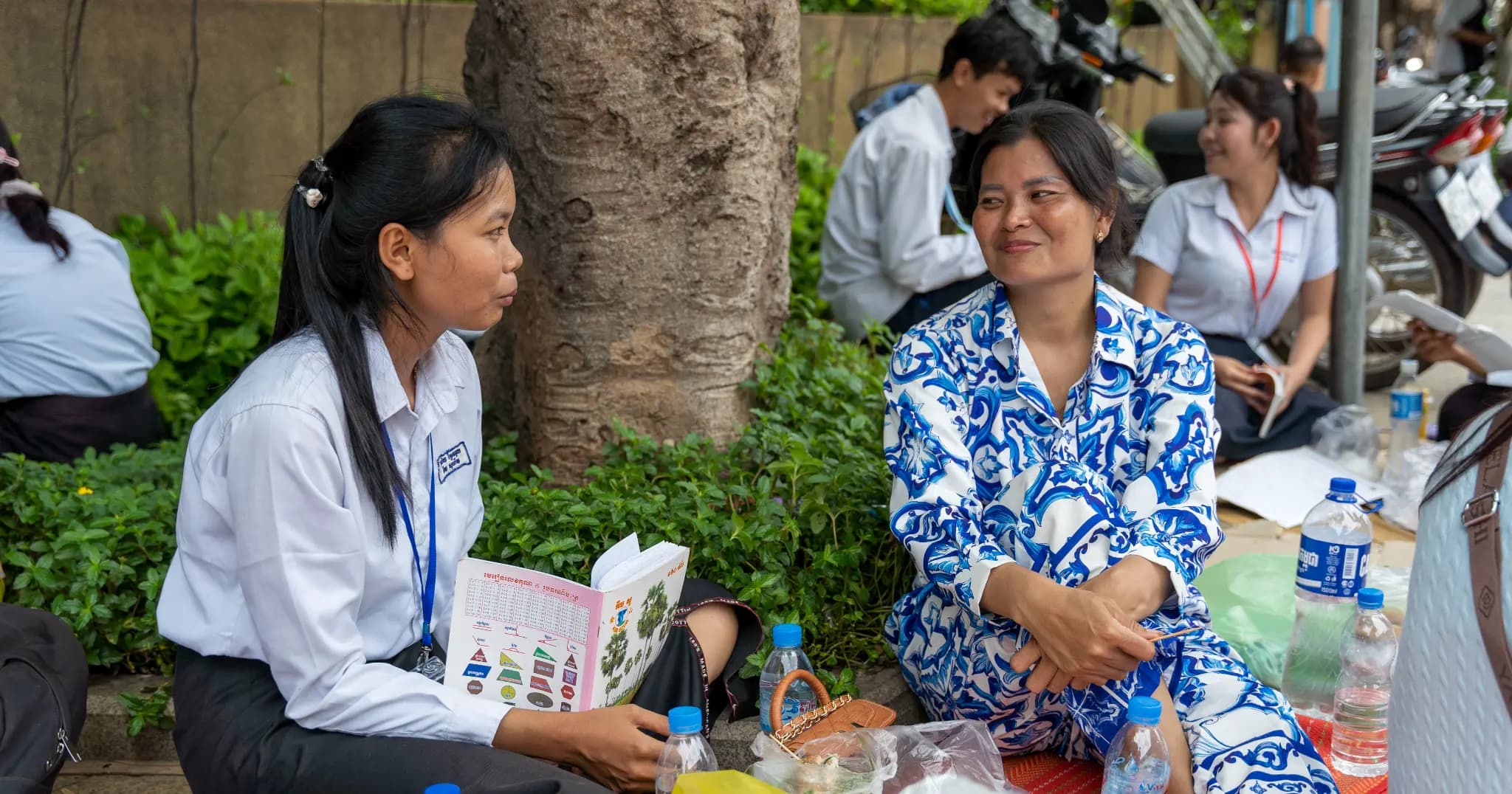 ទោះស្ថិតក្នុងកាលៈទេសៈបែបណា ឪពុកម្ដាយនៅតែលើកទឹកចិត្តកូនជានិច្ច! នេះហើយទឹកចិត្តឪពុកម្ដាយចំពោះកូនៗ ចង់ឱ្យកូនទទួលបានលទ្ធផលល្អ។ ទិដ្ឋភាពអ្នកអាណាព្យាបាលកំពុងពិសាបាយជាមួយកូនៗ នៅតាមមណ្ឌលប្រឡង ក្រោយសម្រាកថ្ងៃត្រង់