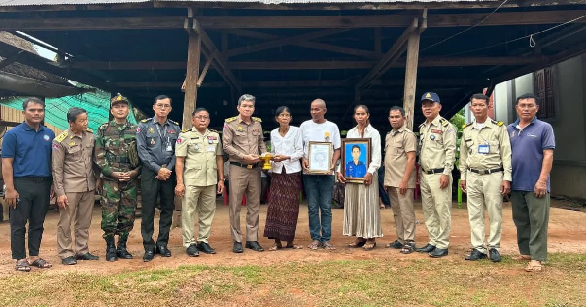 សមាគមអតីតយុទ្ធជន និងនិវត្តជនកម្ពុជា ខេត្តសៀមរាប នាំយកថវិកាសមាគមប្រគល់ជូនគ្រួសារសព អតីតយុទ្ធជនក្នុងស្រុកពួក