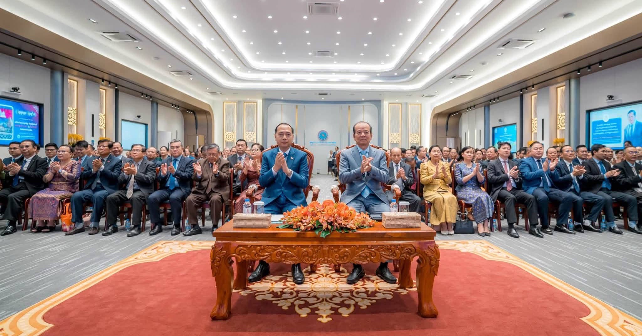 ថ្នាក់ដឹកនាំនិងមន្ត្រីនៃមន្ទីរព័ត៌មានខេត្តសៀមរាប បានចូលរួមក្នុងកម្មវិធីបើកដំណើរការជាផ្លូវការគេហទំព័រមន្ទីរព័ត៌មានរាជធានី-ខេត្តនាព្រឹកថ្ងៃទី២១ ខែកញ្ញា ឆ្នាំ២០២៦