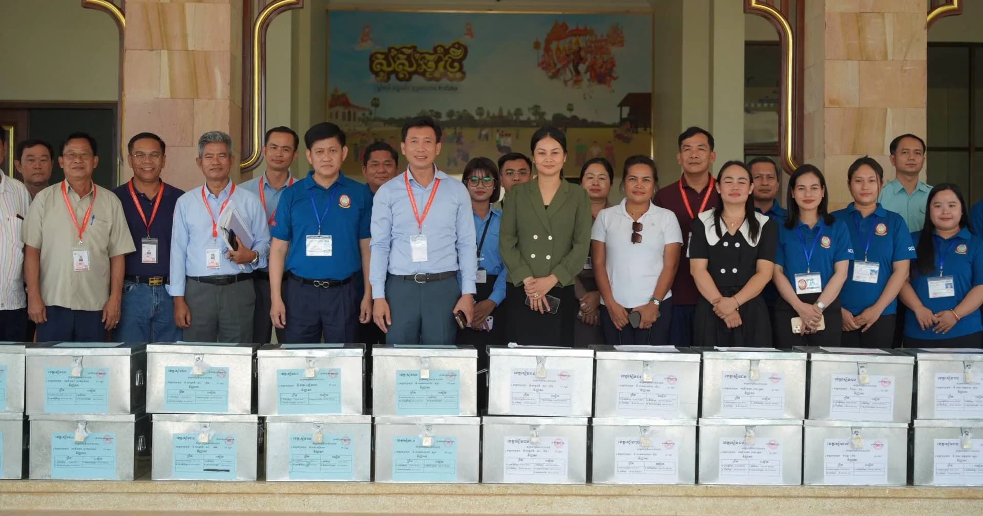 ហិបវិញ្ញាសា សម្រាប់ការប្រឡងសញ្ញាបត្រមធ្យមសិក្សាទុតិយភូមិ បានមកដល់ខេត្តសៀមរាបហើយ ក្រោមការដឹកនាំផ្ទាល់ដោយ ឯកឧត្តម សោម រតនា ប្រធានគណ:មេប្រយោគទូទាំងប្រទេសប្រចាំខេត្តសៀមរាប និងក្រុមការងារ អ.ប.ព នៅសាលាខេត្តសៀមរាប ក្រោមវត្តមានទទួលរបស់លោកស្រី ម៉ននី រង្សី អភិបាលរងខេត្តសៀមរាប។