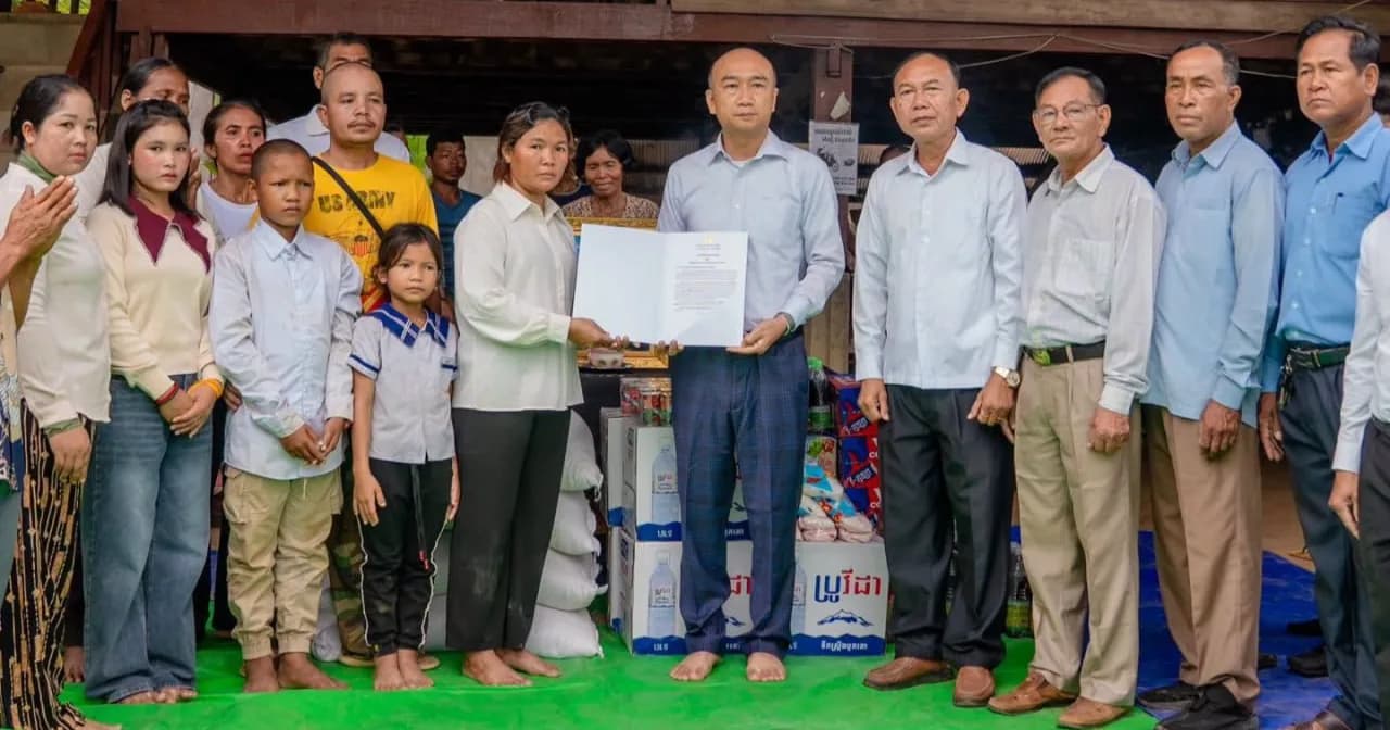 ថ្នាក់ដឹកនាំខេត្តសៀមរាប ចូលរួមគោរពវិញ្ញាណក្ខន្ធ និងនាំយកថវិកា សាររំលែកទុក្ខ ជូនគ្រួសារយោធិនមរណភាពដោយរោគាពាធនៅសមរភូមិមុខ