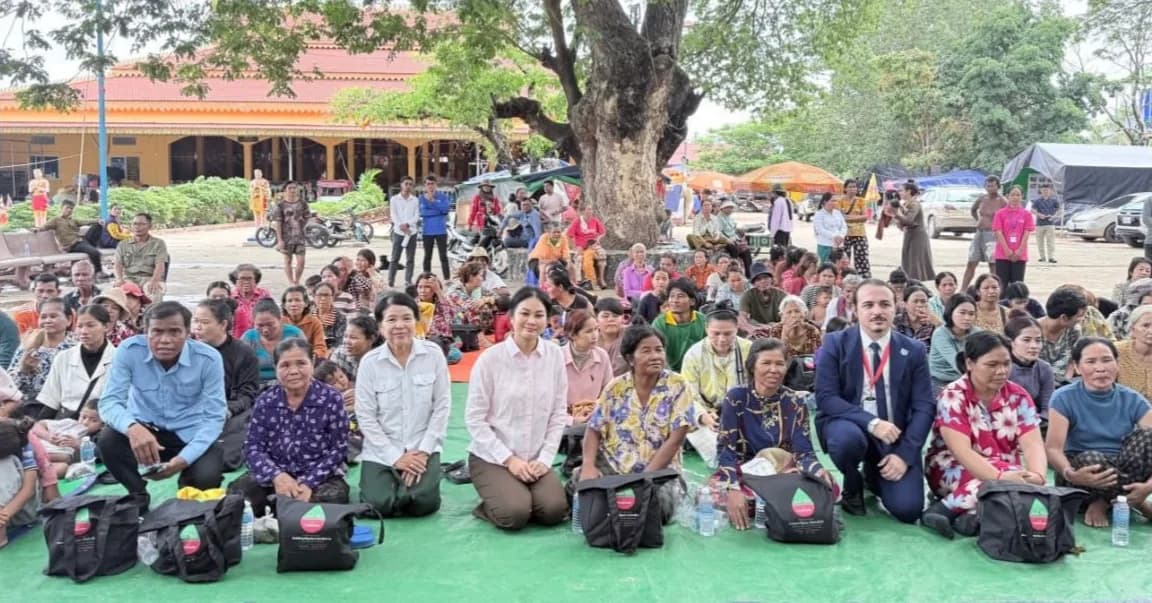 ថ្នាក់ដឹកនាំខេត្តសៀមរាប ចូលរួមជាមួយសប្បុរសជន ផ្ដល់អំណោយជាសម្ភារអនាម័យជូនបងប្អូនភៀសសឹក នៅមណ្ឌលសុវត្ថិភាពវត្តបូណ៌ខ្នាតេជោ ស្រុកក្រឡាញ់