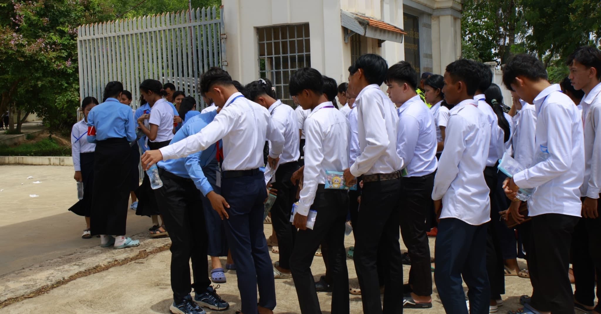 ទិដ្ឋភាពបេក្ខជនប្រឡងនាពេលរសៀល នៅមណ្ឌលប្រឡងវិទ្យាល័យសម្តេចឪ ខណៈបេក្ខជនម្នាក់ៗបន្តបង្ហាញពីភាពស្ងប់ស្ងាត់ ផ្តោតអារម្មណ៍ និងត្រៀមខ្លួនយ៉ាងល្អ សម្រាប់ការប្រឡងមុខវិជ្ជាបន្តបន្ទាប់