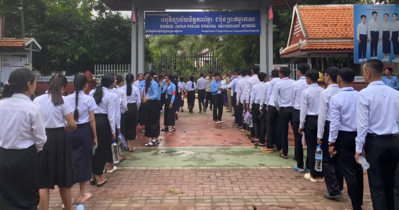 ទិដ្ឋភាព បេក្ខជនចូលប្រឡងសញ្ញាបត្រមធ្យមសិក្សាទុតិយភូមិ ឆ្នាំ២០២៦ មណ្ឌលអនុវិទ្យាល័យមិត្តភាពខ្មែរ-ជប៉ុន ព្រះឥន្ទកោសា សម័យប្រឡង ថ្ងៃទី១០-១១ ខែសីហា ឆ្នាំ២០២៦