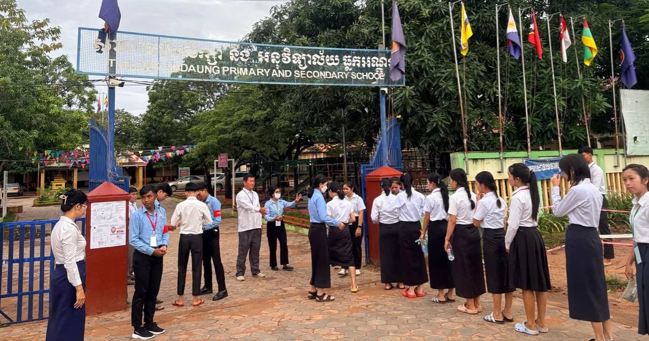 ទិដ្ឋភាព បេក្ខជនចូលប្រឡងសញ្ញាបត្រមធ្យមសិក្សាទុតិយភូមិ ឆ្នាំ២០២៦ មណ្ឌលបឋមសិក្សា និងអនុវិទ្យាល័យធ្លកអណ្ដូង សម័យប្រឡង ថ្ងៃទី១០-១១ ខែសីហា ឆ្នាំ២០២៦