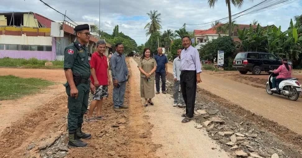 ឯកឧត្តម សៀង ណាំ តំណាងរាស្ត្រខេត្តសៀមរាប នៅព្រឹកថ្ងៃទី៨ ខែកញ្ញា ឆ្នាំ២០២៦នេះ បានចុះពិនិត្យការដ្ឋានកសាងផ្លូវក្រាលកៅស៊ូ ១ខ្សែ មានប្រវែង ៨០០ម៉ែត្រ ភ្ជាប់ពីក្រោយមន្ទីរពេទ្យគន្ធបុប្ផា ដល់ផ្សារដើមក្រឡាញ់។
