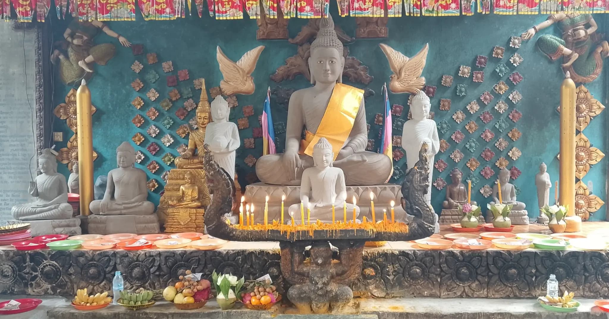 ទិដ្ឋភាពពុទ្ធបរិស័ទមកពីជិតឆ្ងាយ នាំយកគ្រឿងសក្ការៈបូជា ថ្វាយដល់ព្រះសម្មាសម្ពុទ្ធនៅក្នុងវត្តព្រះអង្គធំ ក្នុងភូមិព្រះអង្គធំ ឃុំខ្នងភ្នំ ស្រុកស្វាយលើ ខេត្តសៀមរាប នៅថ្ងៃទី៥ ខែកញ្ញា ឆ្នាំ២០២៦។