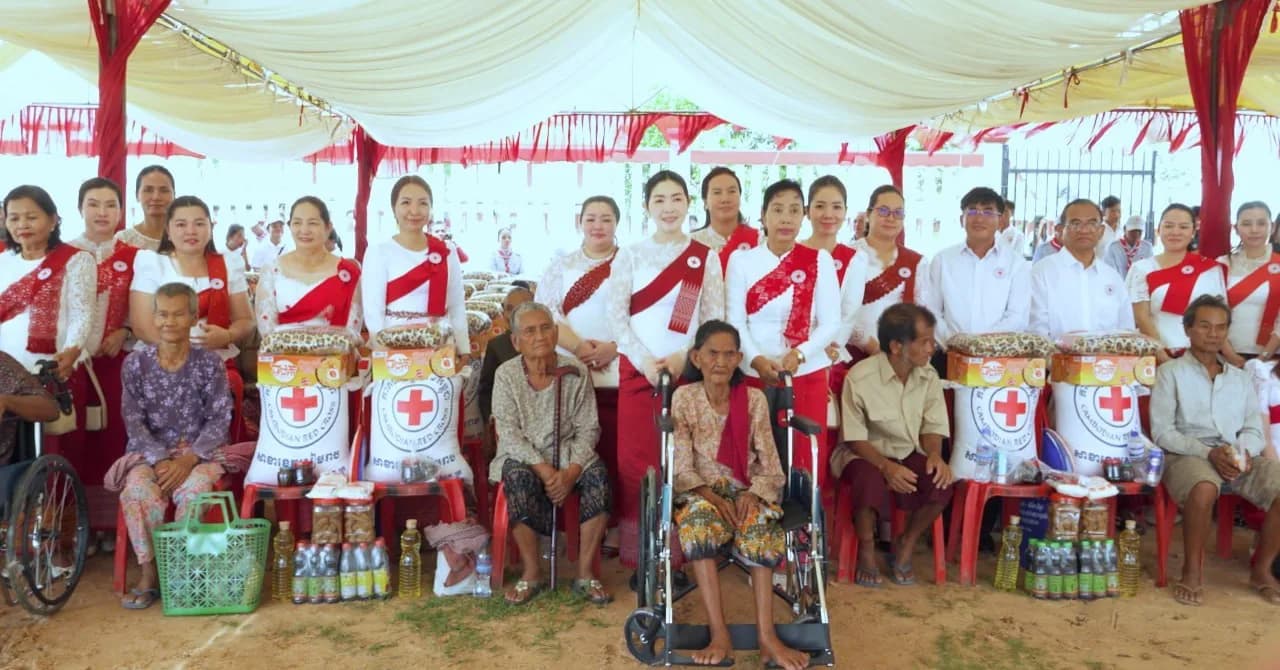 សាខាកាកបាទក្រហមកម្ពុជា ខេត្តសៀមរាប ប្រារព្ធពិធីអបអរសាទរ ព្រះរាជពិធីចម្រើនព្រះជន្មវស្សា សម្តេចព្រះមហាក្សត្រី នរោត្តម មុនិនាថ សីហនុ ព្រះវររាជមាតាជាតិខ្មែរ
