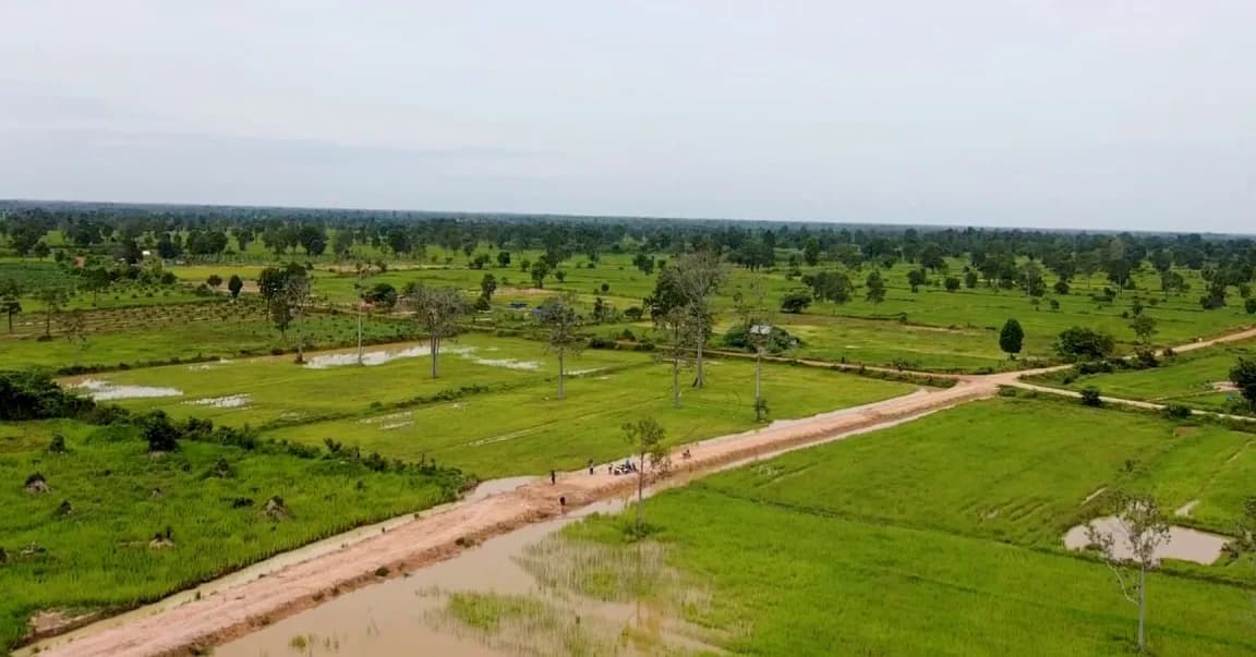 វីដេអូបទយកការណ៍៖ ពលរដ្ឋក្នុងឃុំជប់តាត្រាវ សម្តែងការពេញចិត្ត និងថ្លែងអំណរគុណចំពោះថ្នាក់ដឹកនាំគ្រប់ជាន់ថ្នាក់ដែលបានជួសជុលផ្លូវបុរាណក្នុងឃុំដើម្បីសម្រួលដល់ការរស់នៅ