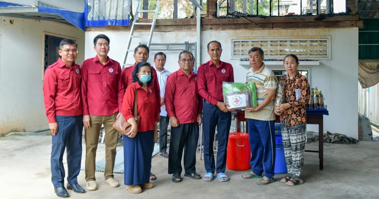 គ្រួសារប្រជាពលរដ្ឋរងគ្រោះដោយសារអគ្គីភ័យនៅក្នុងក្រុងសៀមរាប បានទទួលអំណោយសាខាកាកបាទក្រហមកម្ពុជាខេត្ត