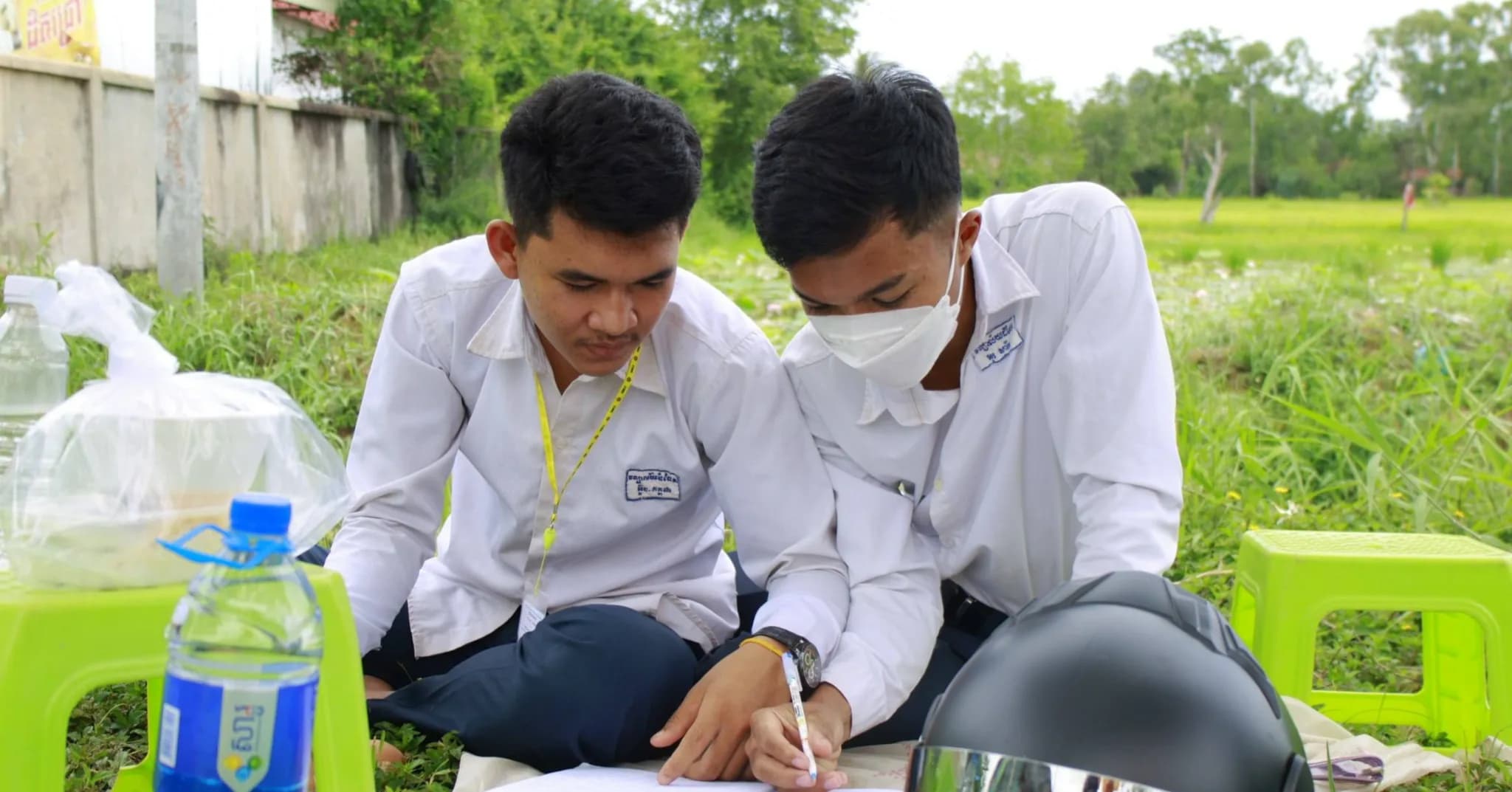 ក្រោយសម្រាកបាយថ្ងៃត្រង់ បេក្ខជនប្រឡងសញ្ញាបត្រមធ្យមសិក្សាទុតិយភូមិ ឆ្លៀតពេលរំលឹក និងដុសខាត់ចំណេះដឹងមេរៀនសំខាន់ៗបន្ថែម ដើម្បីត្រៀមខ្លួនឱ្យបានល្អសម្រាប់ការប្រឡងមុខវិជ្ជាបន្តបន្ទាប់នៅពេលរសៀល។ វិទ្យាល័យសម្ដេចឪ ខេត្តសៀមរាប