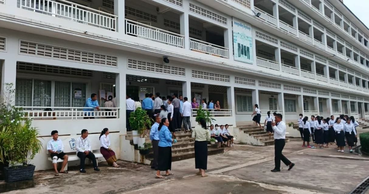ទិដ្ឋភាពបេក្ខជនចូលប្រឡងសញ្ញាបត្រមធ្យមសិក្សាទុតិយភូមិ ឆ្នាំ២០២៦ នៅមណ្ឌលវិទ្យាល័យអង្គរ (ខាងលិច) សម័យប្រឡង ថ្ងៃទី១០-១១ ខែសីហា ឆ្នាំ២០២៦