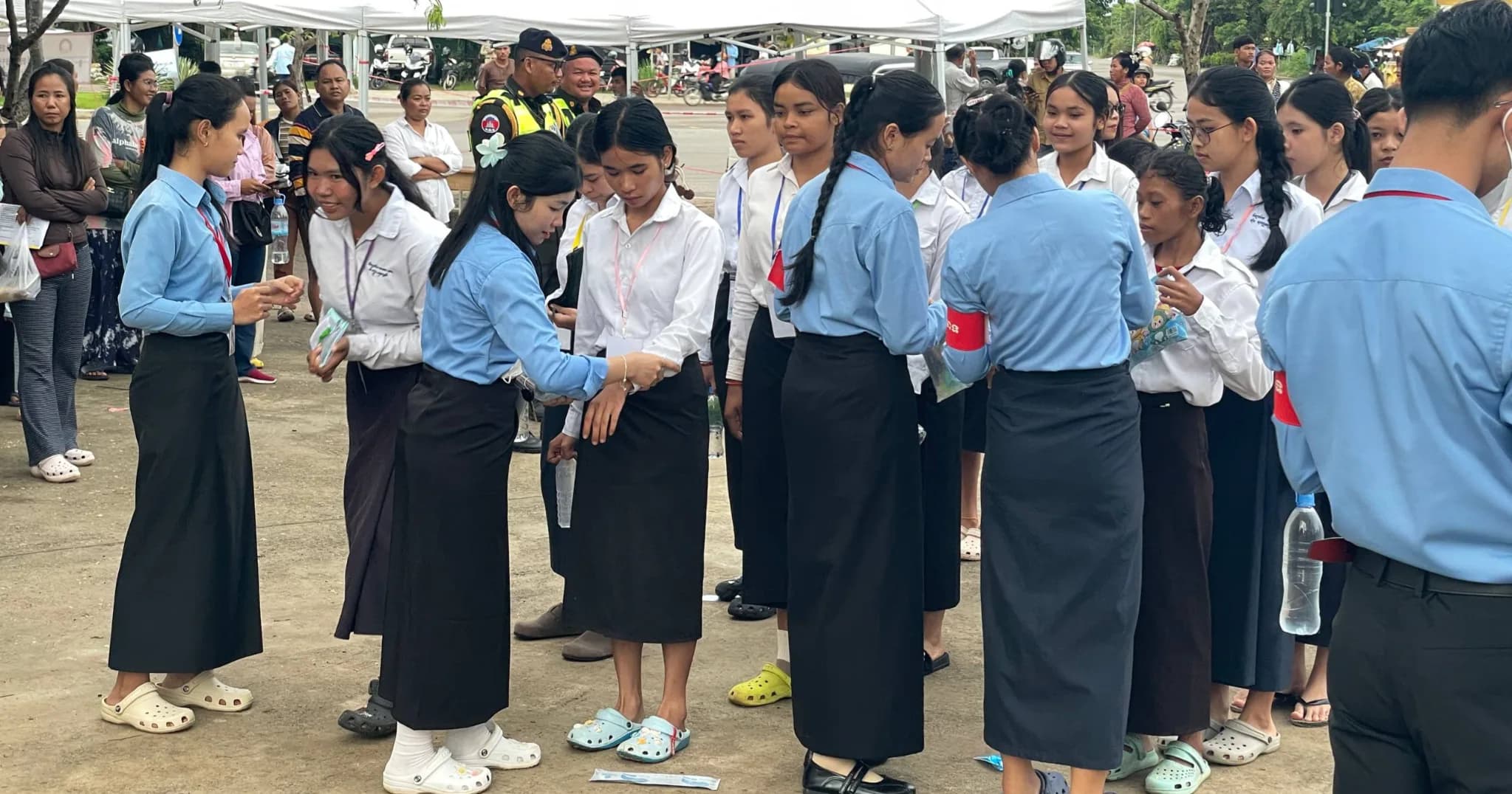 ទិដ្ឋភាព បេក្ខជនចូលប្រឡងសញ្ញាបត្រមធ្យមសិក្សាទុតិយភូមិ ឆ្នាំ២០២៦ មណ្ឌលវិទ្យាល័យសម្តេចឪ (ខាងលិច) សម័យប្រឡង ថ្ងៃទី១០-១១ ខែសីហា ឆ្នាំ២០២៦