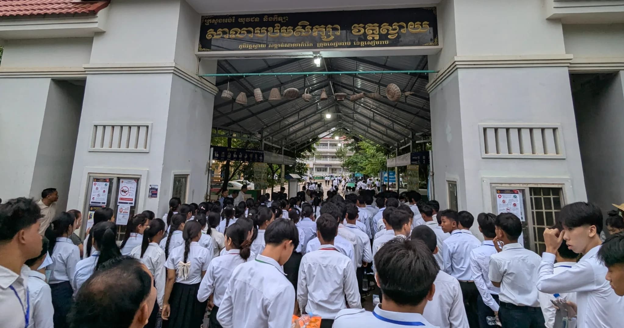 ទិដ្ឋភាព បេក្ខជនចូលប្រឡងសញ្ញាបត្រមធ្យមសិក្សាទុតិយភូមិ ឆ្នាំ២០២៦ មណ្ឌលបឋមសិក្សាវត្តស្វាយ សម័យប្រឡង ថ្ងៃទី១០-១១ ខែសីហា ឆ្នាំ២០២៦