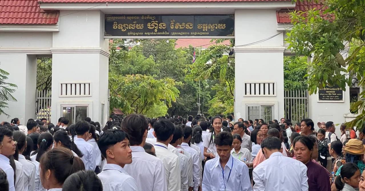 ទិដ្ឋភាព បេក្ខជនចូលប្រឡងសញ្ញាបត្រមធ្យមសិក្សាទុតិយភូមិ ឆ្នាំ២០២៦ មណ្ឌលវិទ្យាល័យហ៊ុនសែនវត្តស្វាយ (ខាងត្បូង) សម័យប្រឡង ថ្ងៃទី១០ ទី១១ ខែសីហា ឆ្នាំ២០២៦