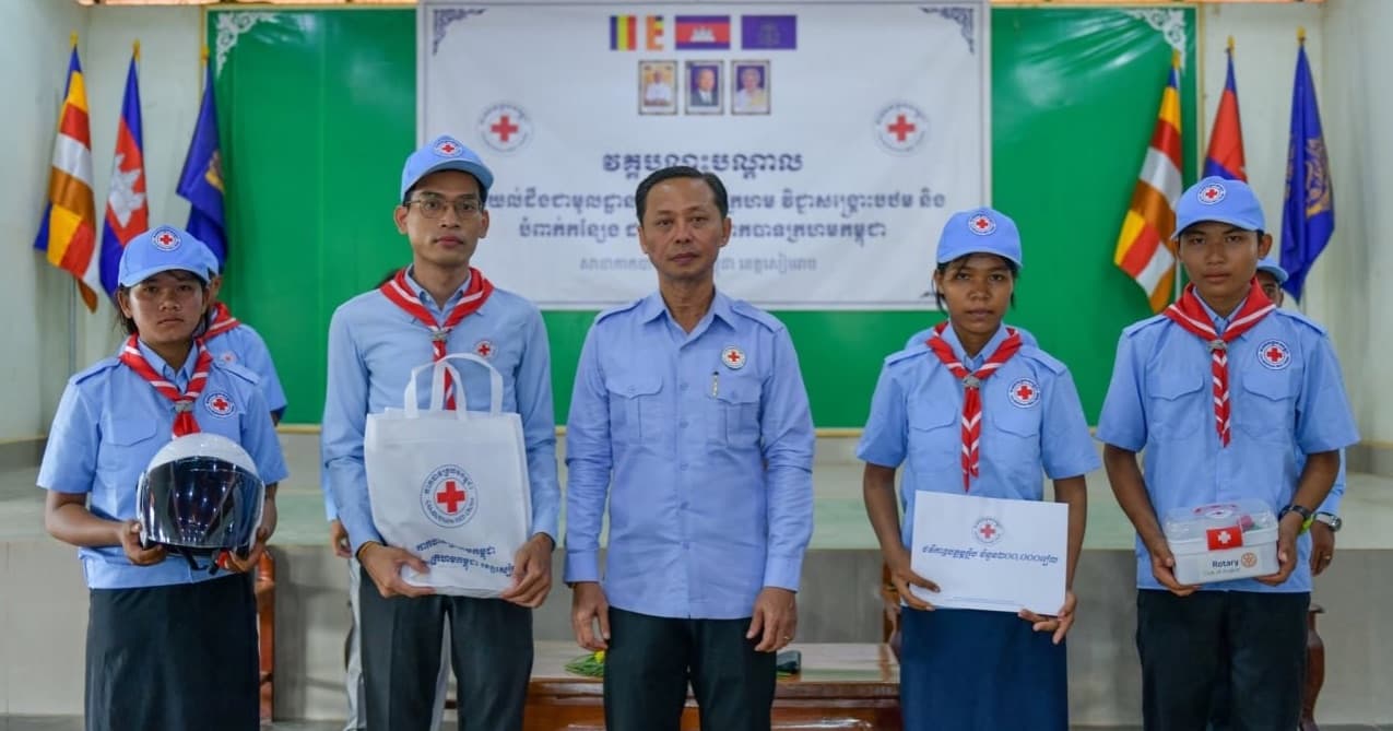 យុវជន ៨០រូប មកពីគ្រឹះស្ថានសិក្សាចំនួន៤ ក្នុងស្រុកជីក្រែង ខេត្តសៀមរាប ត្រូវបានបំពាក់កន្សែងជាយុវជនកាកបាទក្រហមកម្ពុជា