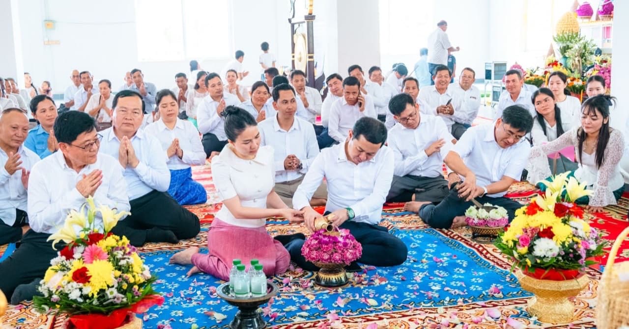 ប្រធានក្រុមការងារចុះមូលដ្ឋានក្រុងរុនតាឯកតេជោសែន ចូលរួមកាន់បិណ្ឌ និងប្រគេនទេយ្យទានដល់វត្តចំនួន៦ ក្នុងក្រុងរុនតាឯកតេជោសែន