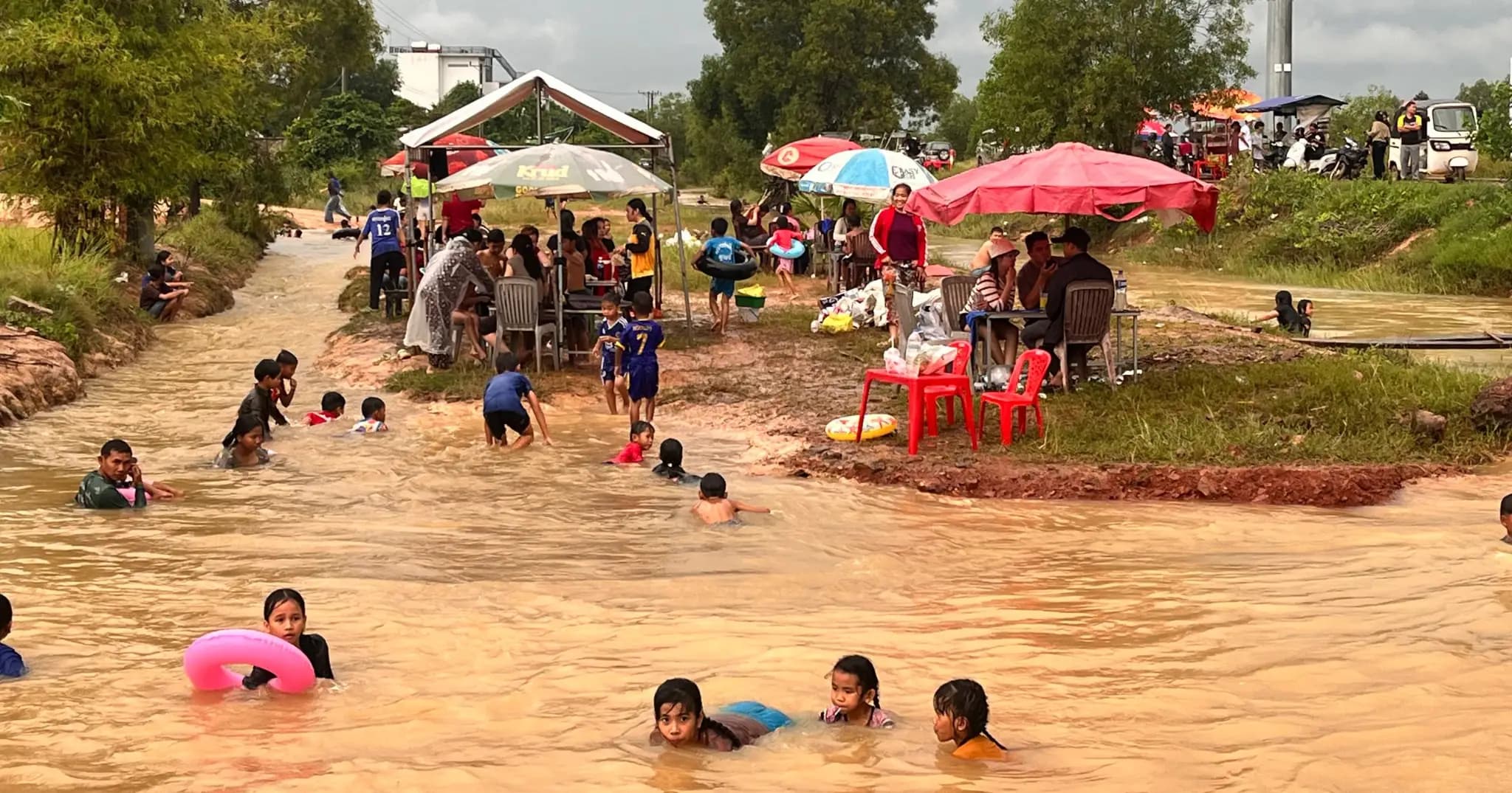 ប្រឡាយតាមបណ្ដោយផ្លូវខាងកើតរង្វង់មូលព្រៃគុយ កំពុងទទួលបានការចាប់អារម្មណ៍ពីបងប្អូនប្រជាពលរដ្ឋ មកមុជទឹកលេងកម្សាន្ដ ក្នុងរដូវទឹកជន់