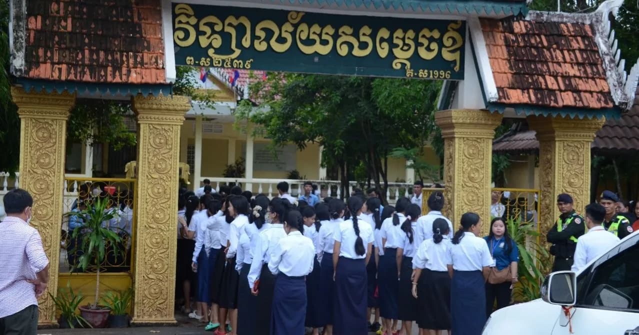 ទិដ្ឋភាព បេក្ខជនចូលប្រឡងសញ្ញាបត្រមធ្យមសិក្សាទុតិយភូមិ ឆ្នាំ២០២៦ មណ្ឌលវិទ្យាល័យសម្តេចឪ (ខាងកើត) សម័យប្រឡង ថ្ងៃទី១០-១១ ខែសីហា ឆ្នាំ២០២៦