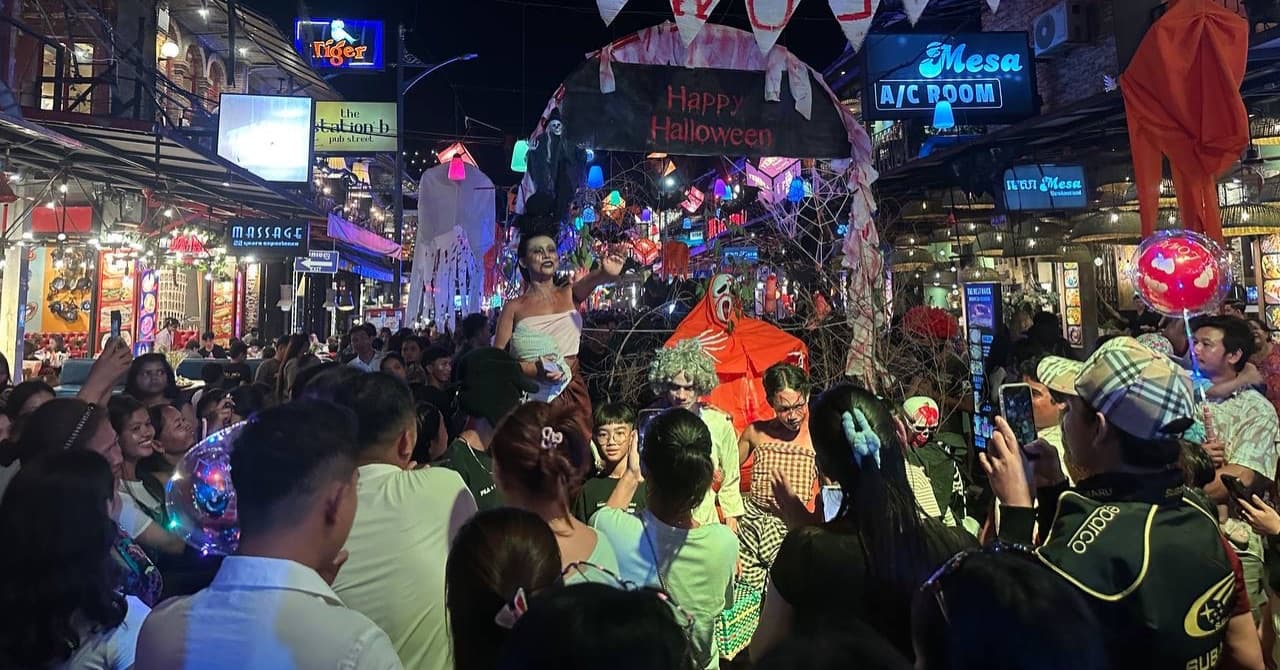 ទិដ្ឋភាពនៃតំបន់ ផាប់ស្ទីត (Pub Street) ក្រុងសៀមរាប នា យប់ថ្ងៃទី៣១ ខែតុលា ឆ្នាំ២០២៦ នេះ ពោរពេញទៅដោយបរិយាកាសអ៊ូអរ ដោយសារត្រូវចំ រាត្រីបុណ្យ Halloween ផ្សារភ្ជាប់ជាមួយនឹងរដូវកាលទេសចរណ៍ (High Season)